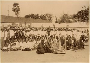 Devociones en la Pagoda Arakan, Mandalay, Birmania, finales del siglo XIX de Felice Beato